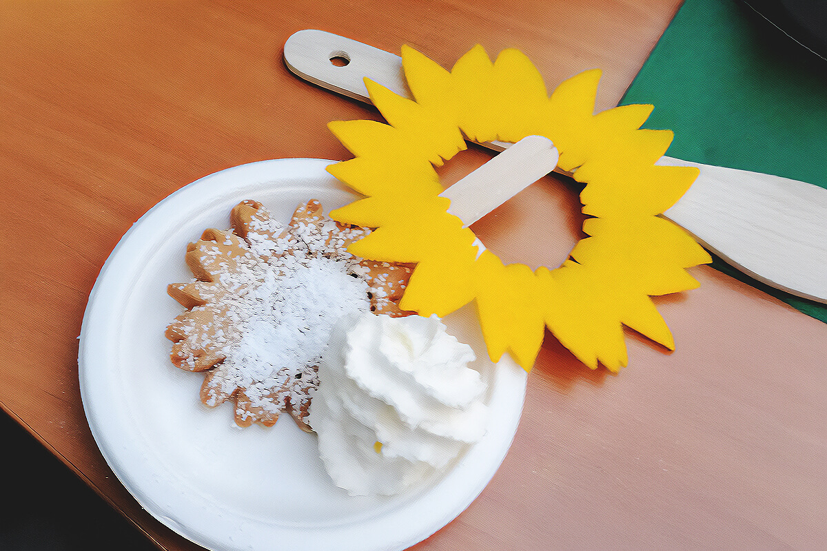 Frische Waffeln als Sonnenblumen am Stiel