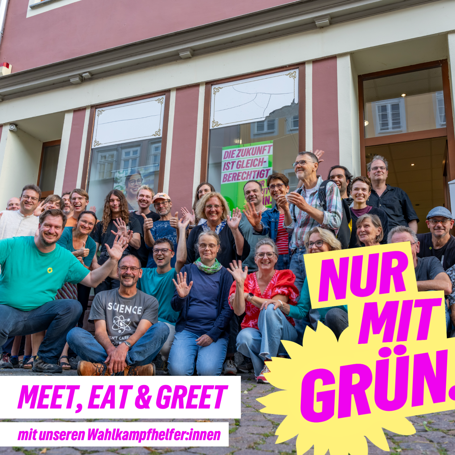 Alle Helfer:innen zusammen auf einem Gruppenfoto vor dem Grünen Büro in der Salzstraße.