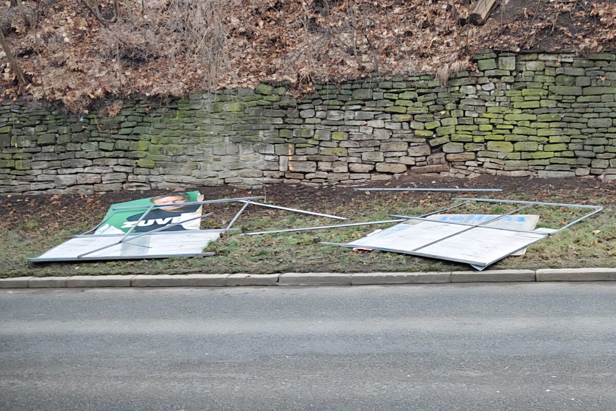 Zerstörtes Großplakat von BÜNDNIS 90/DIE GRÜNEN in Zeitz
